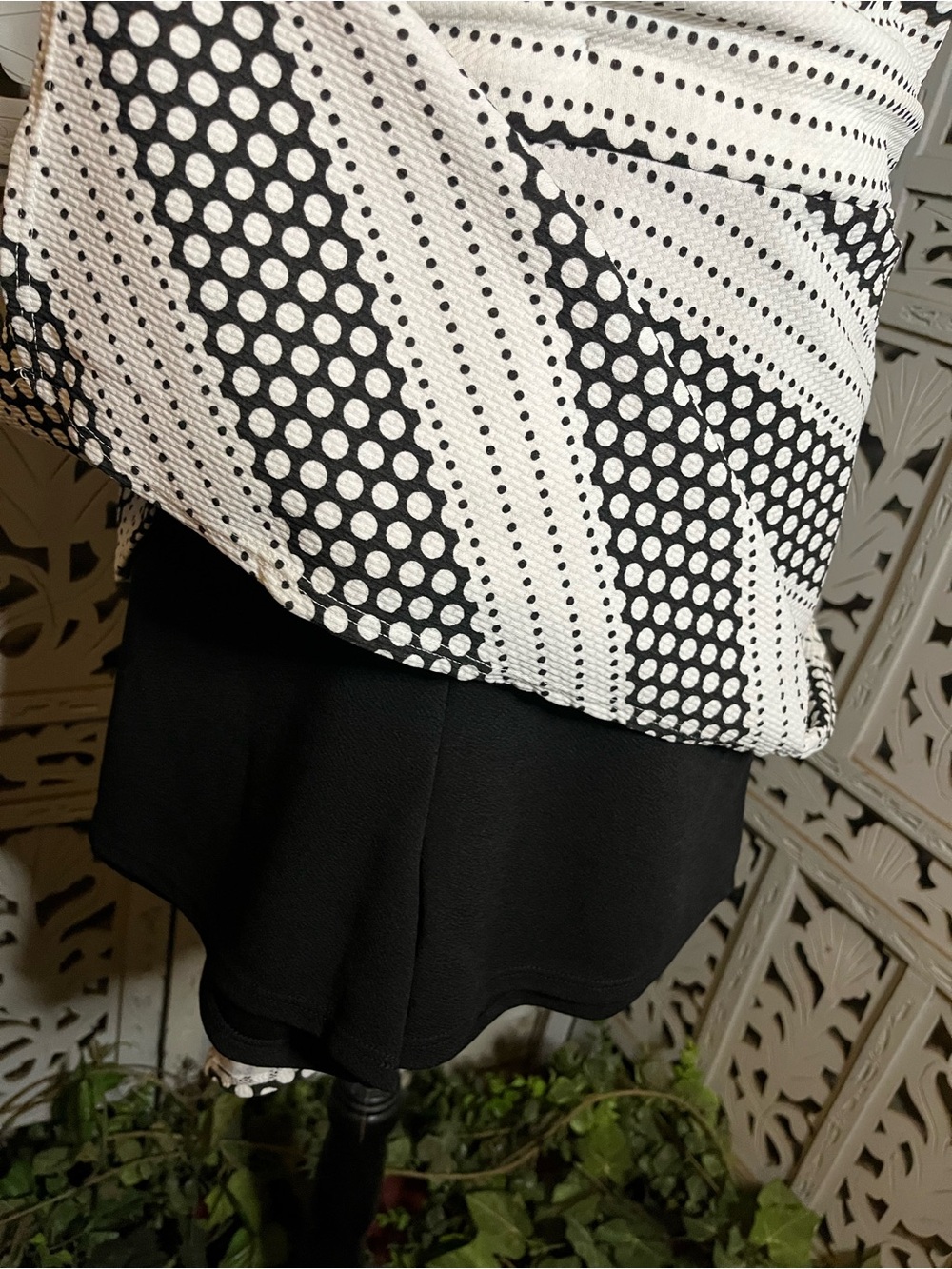 BUBBLE B BOLD WHITE & BLACK SLEEVELESS ASYMMETRICAL HEMLINE MINI SKORT JUMPER - Picture 5 of 9
